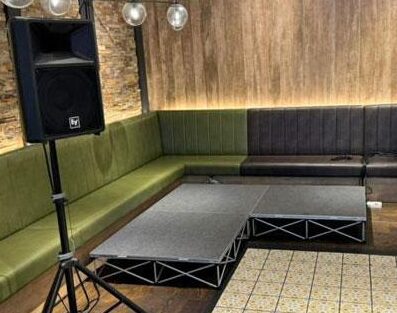 投資セミナーの会場設営（ステージ＋音響セット）